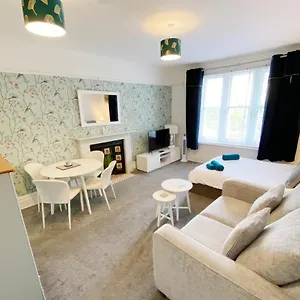 April The Chine- A Spacious Close To The Beach-parking-perfect For Couples- Professionals-contractors Apartment Bournemouth
